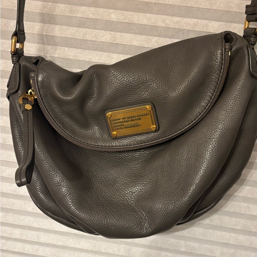 Marc by Marc Jacobs Pebbled Leather Crossbody- Taupe Grey
MSRP $350 EUC - Picture 3 of 8